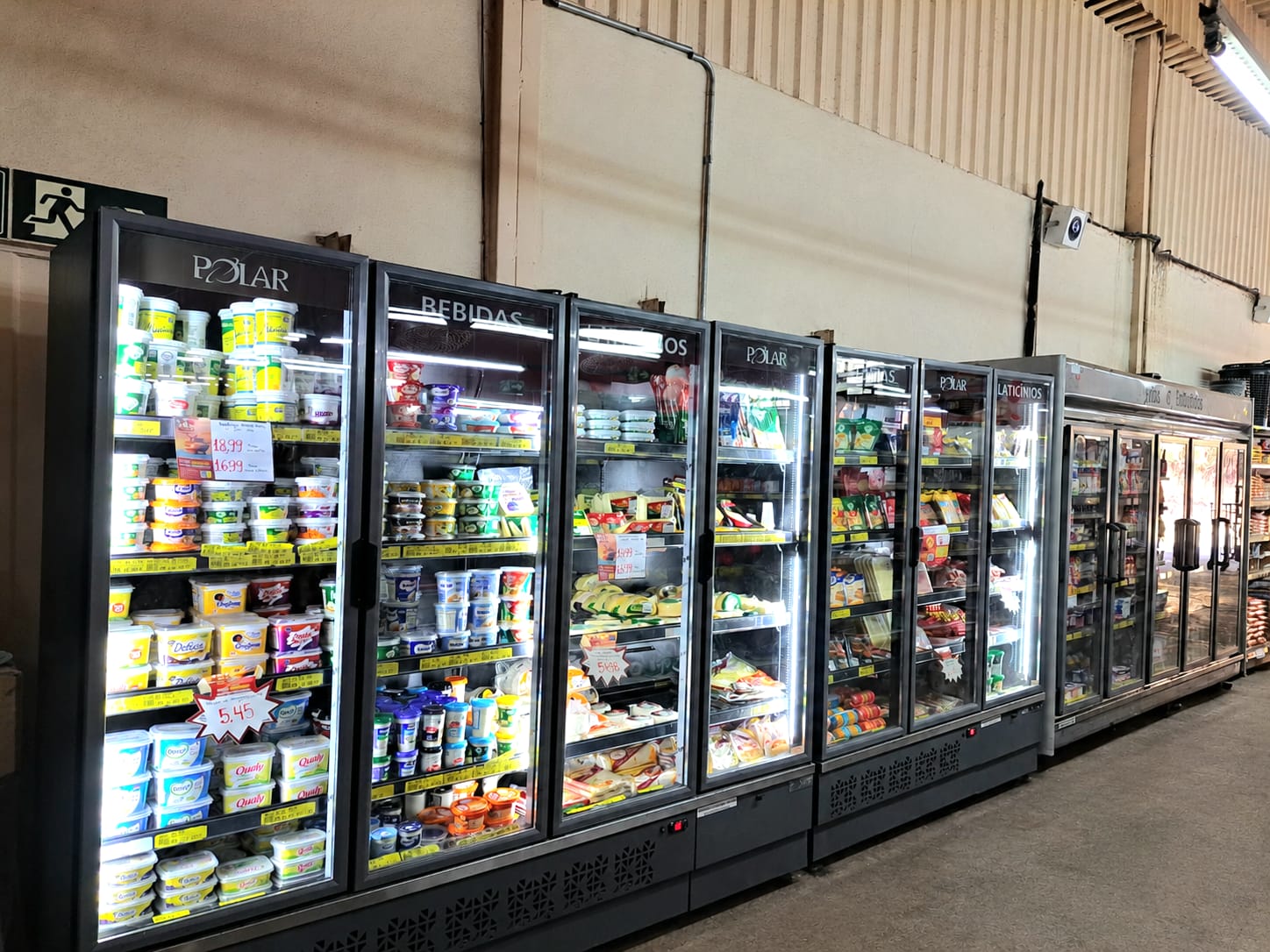 Corredor de refrigerados do supermercado