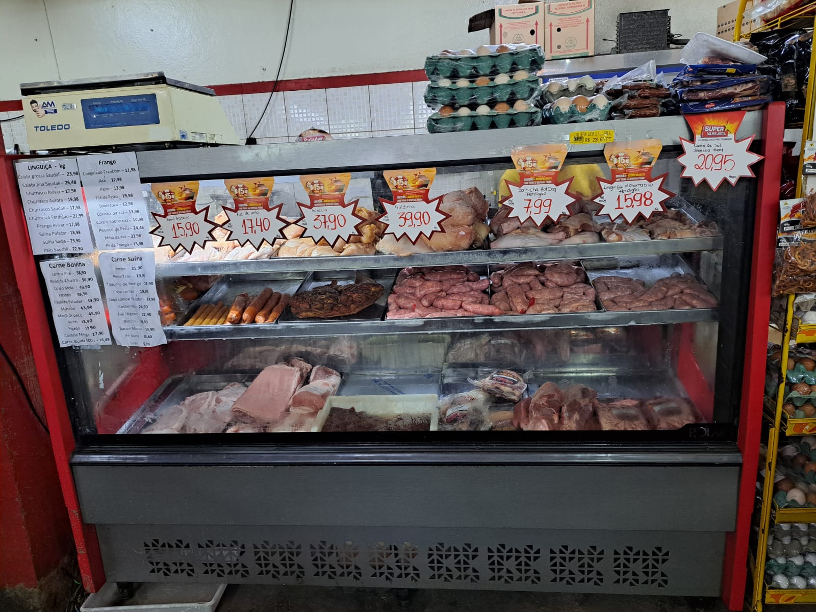 Balcão de carnes e frios do supermercado