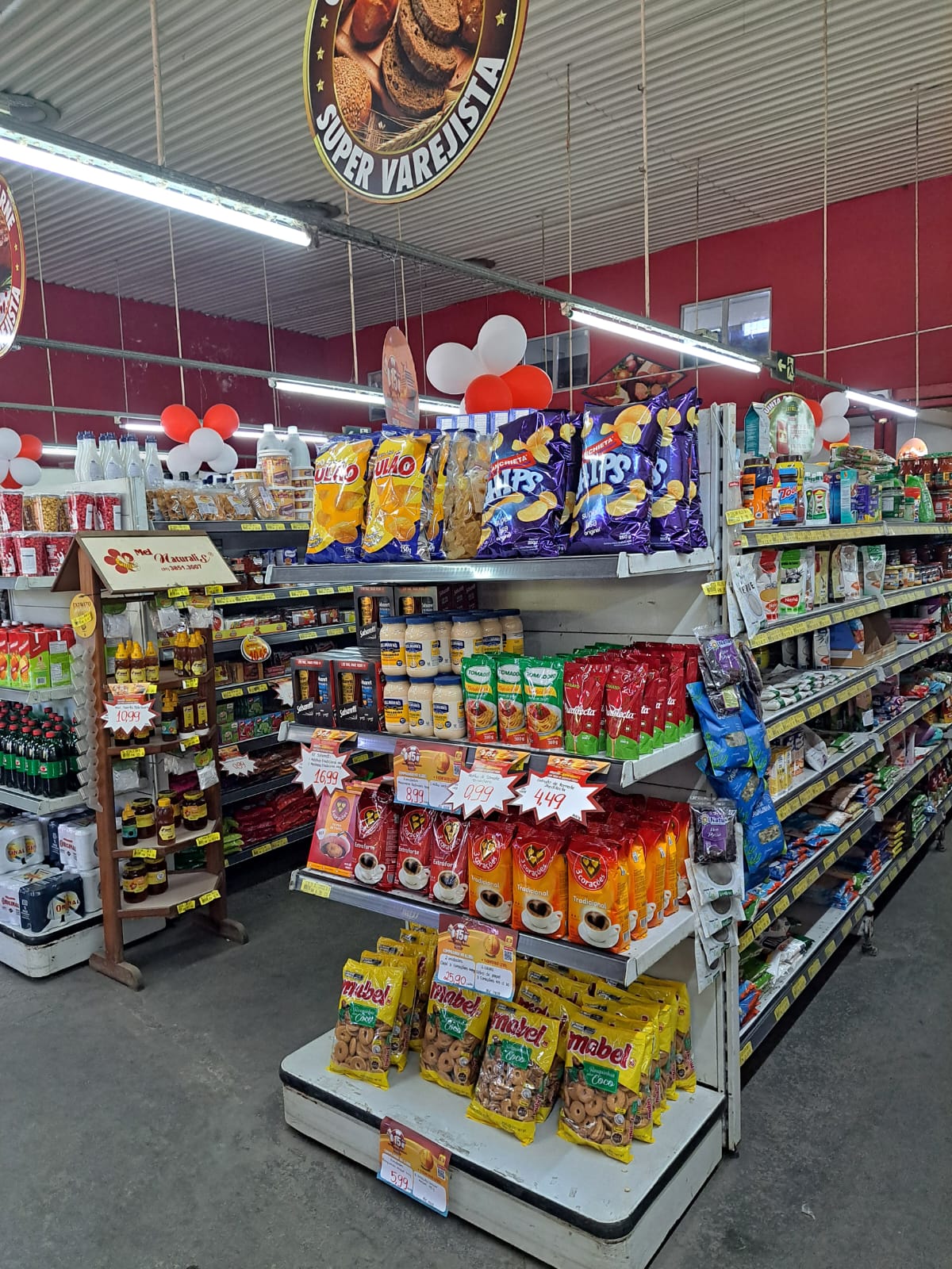 Corredor interno do supermercado com diversos produtos