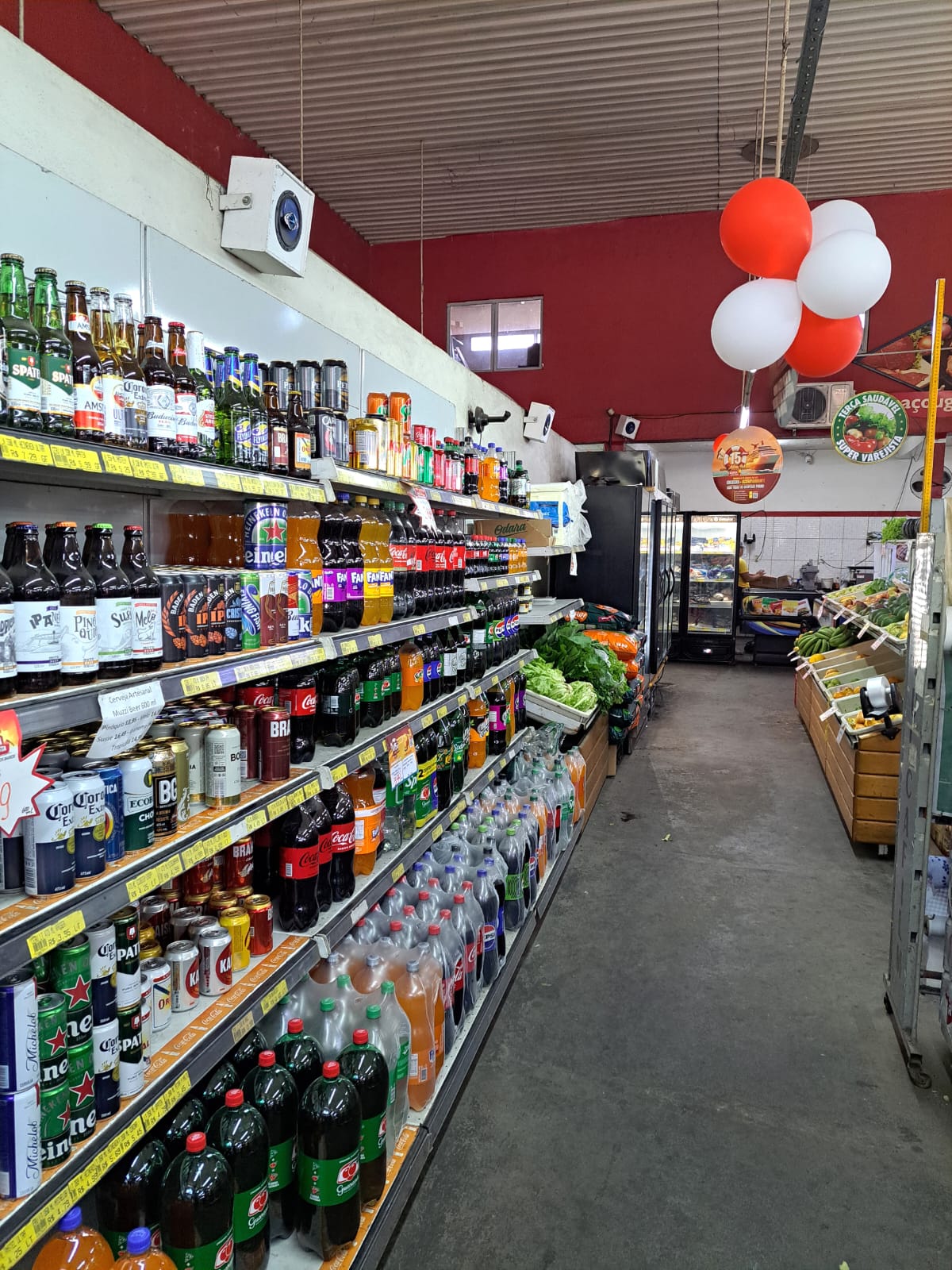 Prateleiras com bebidas e produtos do supermercado