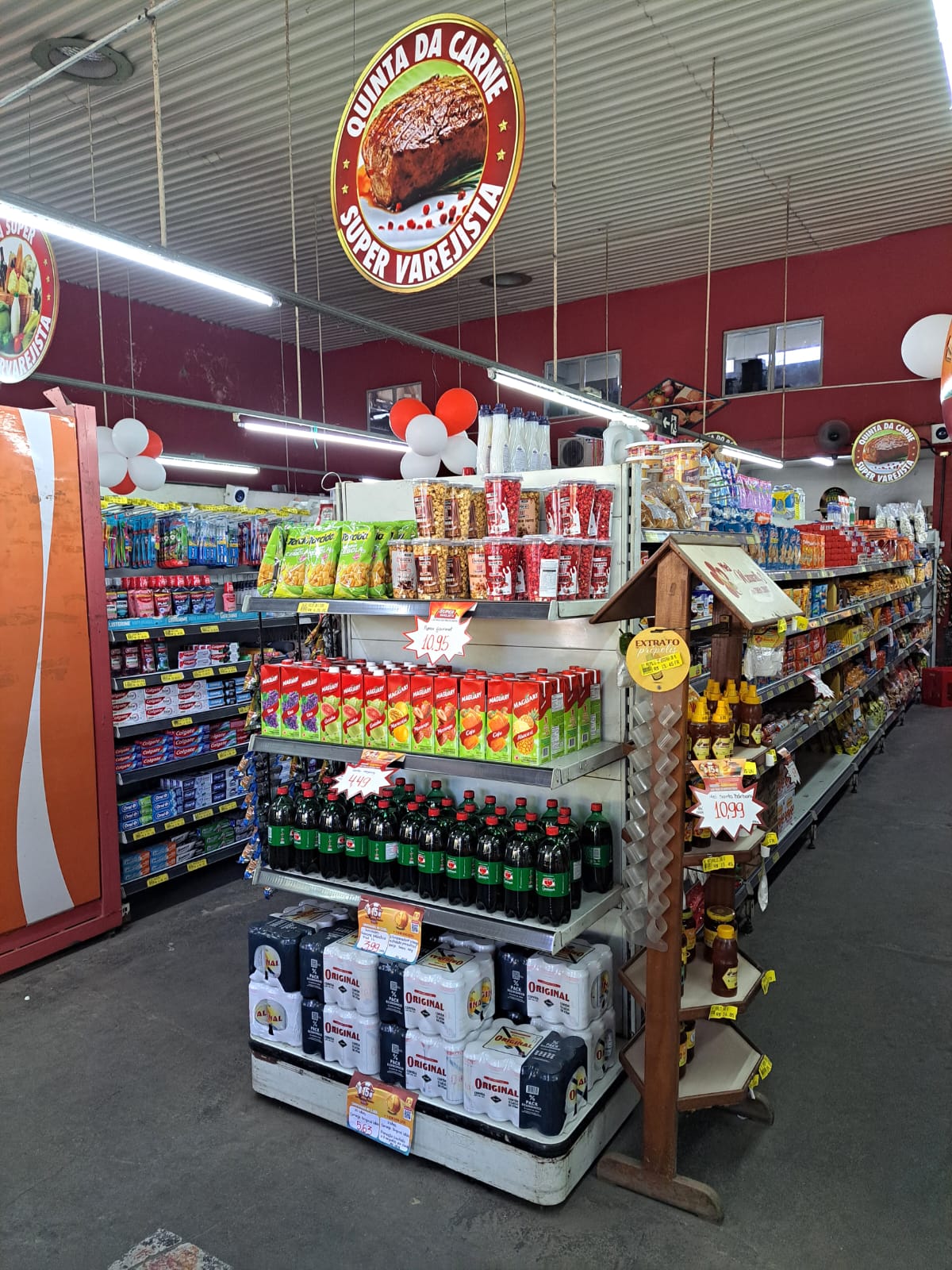 Visão de corredor com produtos e promoções do supermercado